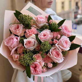 Ніжний букет з парфумованими трояндами «Ароматний поцілунок»