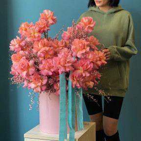 Романтична композиція із викрученої троянди та запашної геністи «Неймовірне кохання»