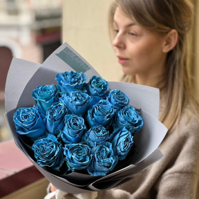 15 розкішних блакитних троянд сорту Mega Sky у букеті «Блакитноока красуня»