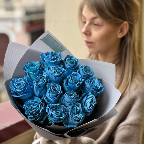 15 розкішних блакитних троянд сорту Mega Sky у букеті «Блакитноока красуня»