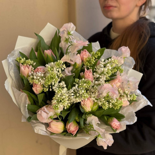 Пухкенький весняний букет з преміальними тюльпанами та японським латірусом «Сади Осаки»