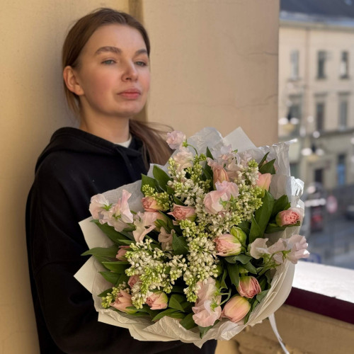 Пухкенький весняний букет з преміальними тюльпанами та японським латірусом «Сади Осаки»