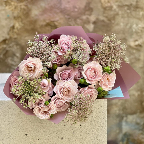 Ароматна кущова піоновидна троянда у букеті «Літній Прованс»