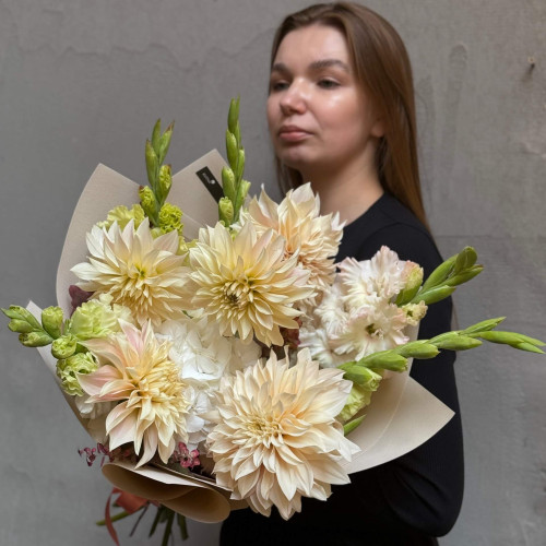 Світлий пухнастий букет із далій Café au Lait «Ніжне мереживо»