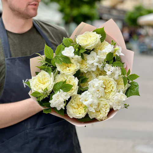 Ніжний букет з вишуканою піоновидною трояндою «Лаймовий фрезьє»