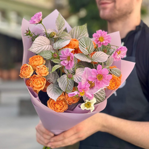 Яскравий букет з кущовою трояндою «Грайливий настрій»