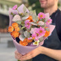 Яскравий букет з кущовою трояндою «Грайливий настрій»