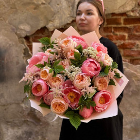 Букет із преміальних півоній та троянд David Austin в теплих кольорах «Соковиті персики»