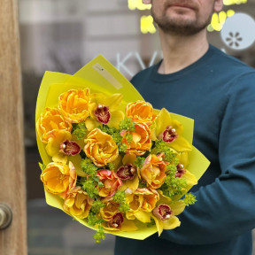 Яскравий букет з тюльпанами та цимбідіумом «Сонячна Валенсія»