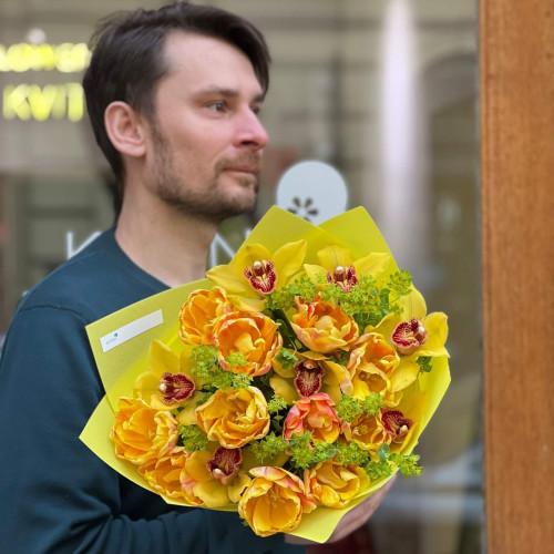 Яркий букет с тюльпанами и цимбидиумом «Солнечная Валенсия»