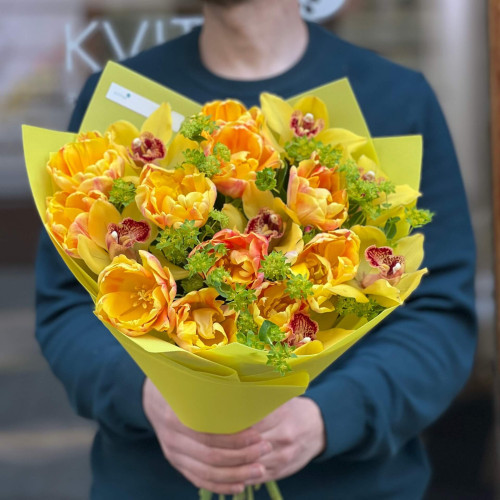 Яркий букет с тюльпанами и цимбидиумом «Солнечная Валенсия»