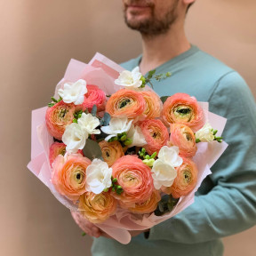 Персиковий букет із ранункулюсів та фрезій «Весняне манго»