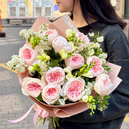 Розкішний ароматний букет з піоновидною трояндою Sabrina «Чарівна принцеса»