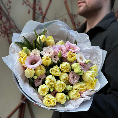 Солнечный букет с пионовидными тюльпанами «Романтическое солнышко»