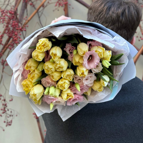 Солнечный букет с пионовидными тюльпанами «Романтическое солнышко»
