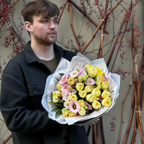 Солнечный букет с пионовидными тюльпанами «Романтическое солнышко»