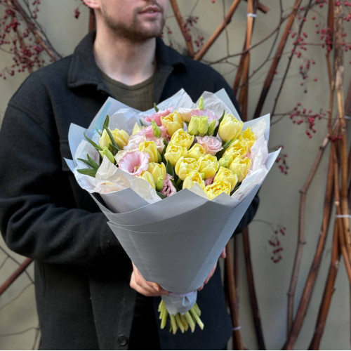 Солнечный букет с пионовидными тюльпанами «Романтическое солнышко»