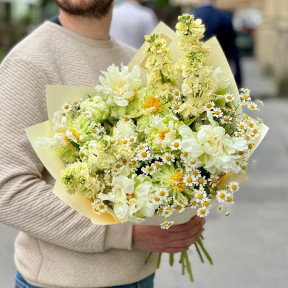 Світлий вишуканий букет з півоній «Ромашкова фея»