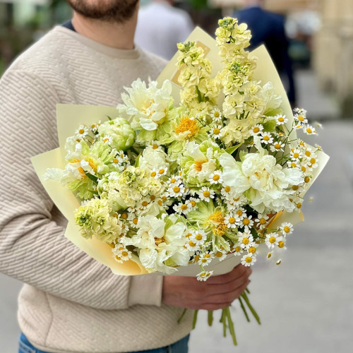 Світлий вишуканий букет з півоній «Ромашкова фея»