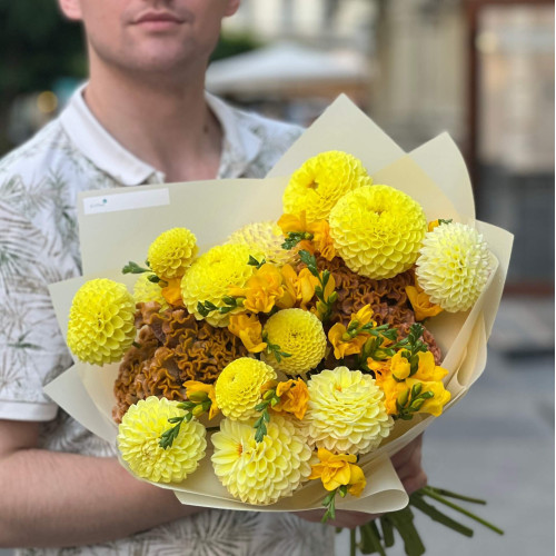 Bright fragrant bouquet «Sweet Sun»