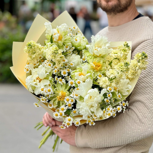 Світлий вишуканий букет з півоній «Ромашкова фея»