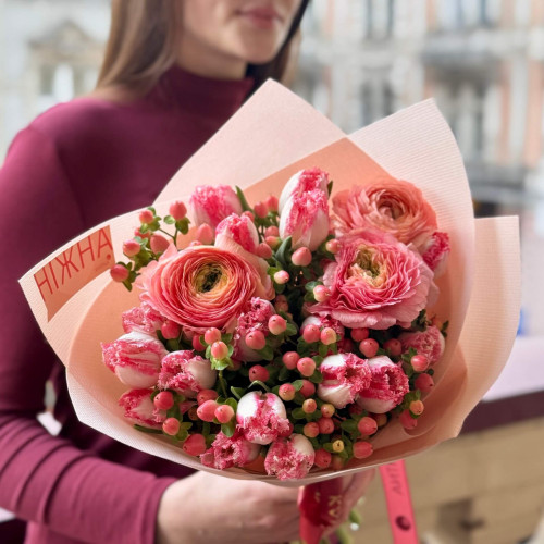 Весняний букет в коралових тонах з тюльпанами «Яскрава весна»