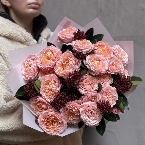 Кущова піоновидна троянда Juliet у букеті «Пухка мрія»