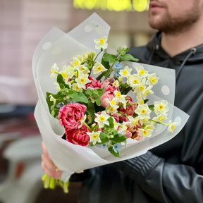 Delicate spring bouquet of daffodils, tulips and oxypetalum «Fragrant field»