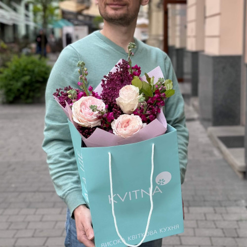 Букет в розовых оттенках с премиальной пионовидной розой «Ароматный комплимент»