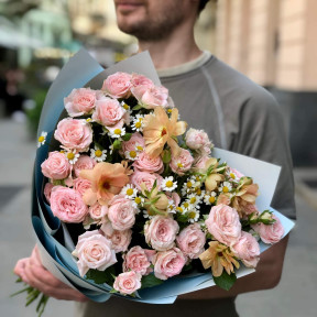 Shimmering peach-colored bouquet with spray roses «Dawn tenderness»