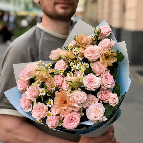 Мерехтливий персиковий букет з кущовою трояндою «Світанкова ніжність»