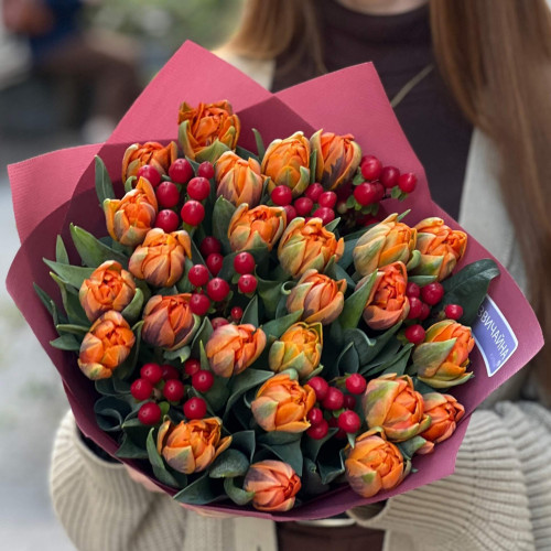 Яскравий букет із піоновидних тюльпанів і гіперікума «Стиглі ягідки»