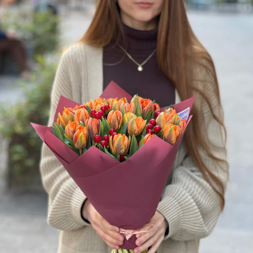 Яскравий букет із піоновидних тюльпанів і гіперікума «Стиглі ягідки»