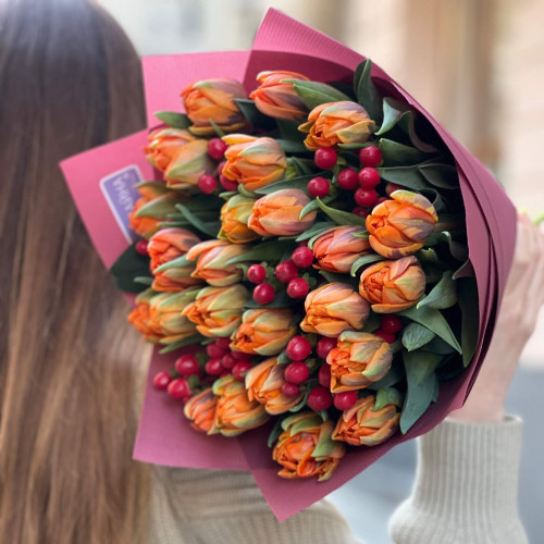 Яскравий букет із піоновидних тюльпанів і гіперікума «Стиглі ягідки»