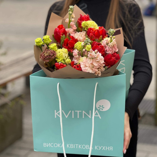 Весенний яркий букет «Карамельные рубины»