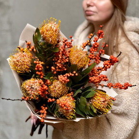 Стильний букет з леукоспермумом та ілексом «Яскравий настрій»