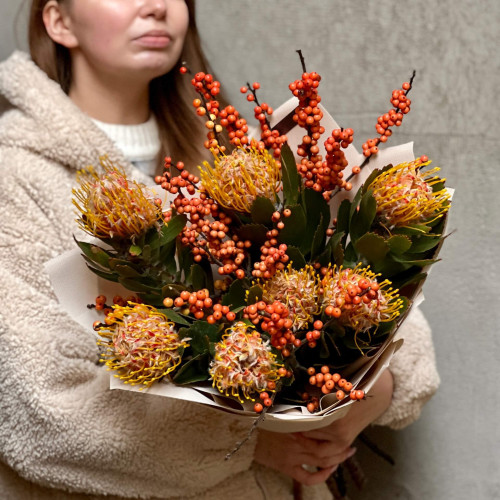 Стильний букет з леукоспермумом та ілексом «Яскравий настрій»