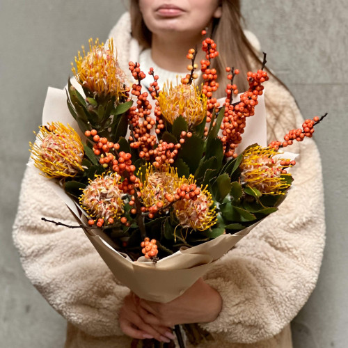 Стильний букет з леукоспермумом та ілексом «Яскравий настрій»