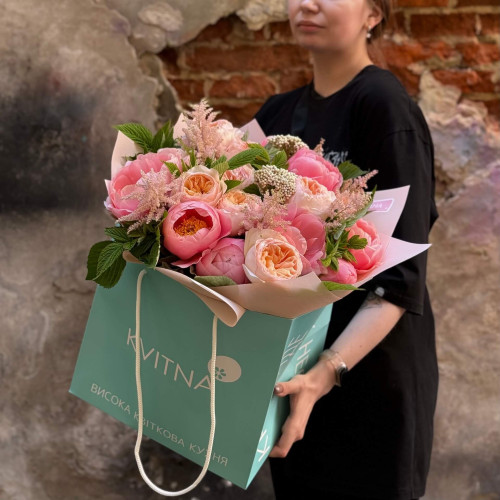 Букет із преміальних півоній та троянд David Austin в теплих кольорах «Соковиті персики»