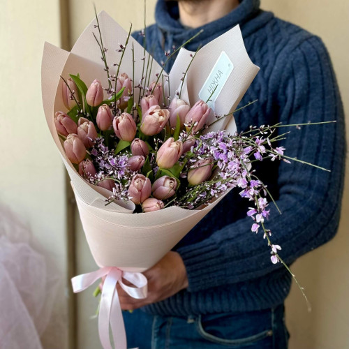Ніжний букет з тюльпанів та геністи «Весняний тюльпан»