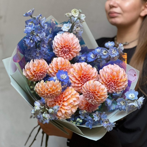 Букет із жоржин Peaches N' Cream та блакитного дельфініума «Персикова симфонія»