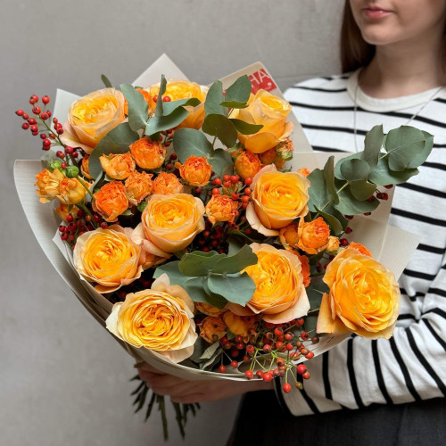 Яскравий букет із піоновидних троянд King's Cross та Orange Trendsetter «Сонячна Надійка»