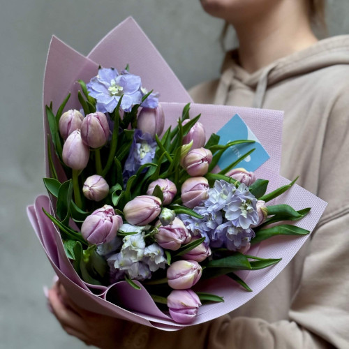 Ніжно-бузковий букет з піоновидними тюльпанами «Мерехтлива мрія»