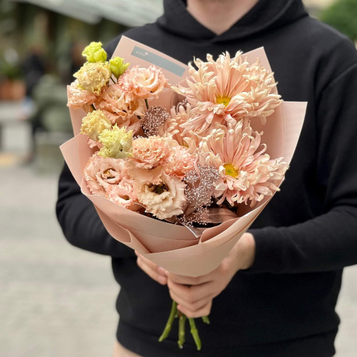 Персиковий букет з хризантемою Avignon «Тепле золото»