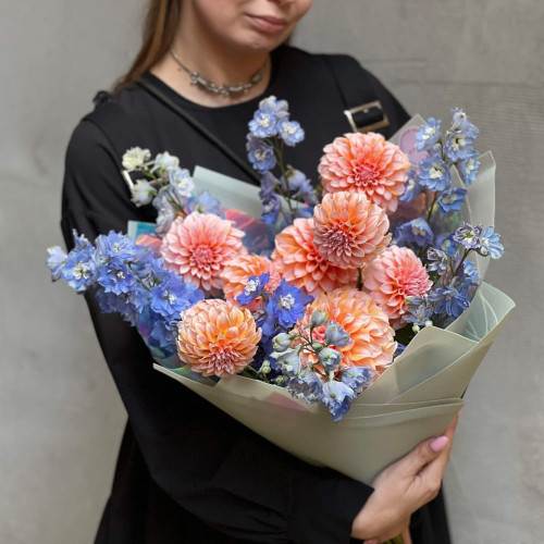 Букет із жоржин Peaches N' Cream та блакитного дельфініума «Персикова симфонія»