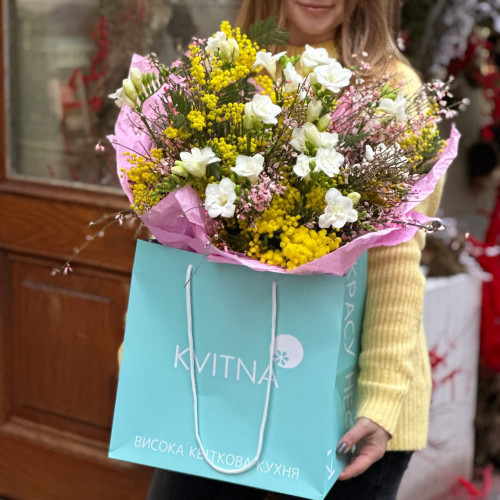 Мерехтливий весняний букет із мімози, фрезій та геністи «Ароматний пухнастик»