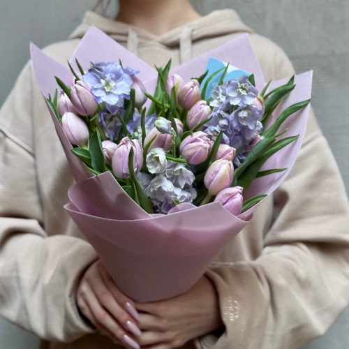 Ніжно-бузковий букет з піоновидними тюльпанами «Мерехтлива мрія»
