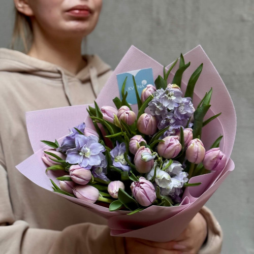 Ніжно-бузковий букет з піоновидними тюльпанами «Мерехтлива мрія»