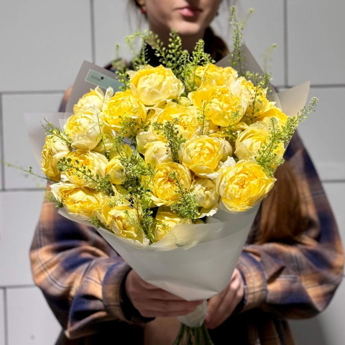 5 веток кустовой розы Julieta Limoncella в букете «Спелые лимончики»