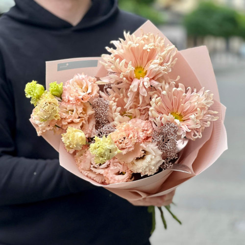 Персиковий букет з хризантемою Avignon «Тепле золото»